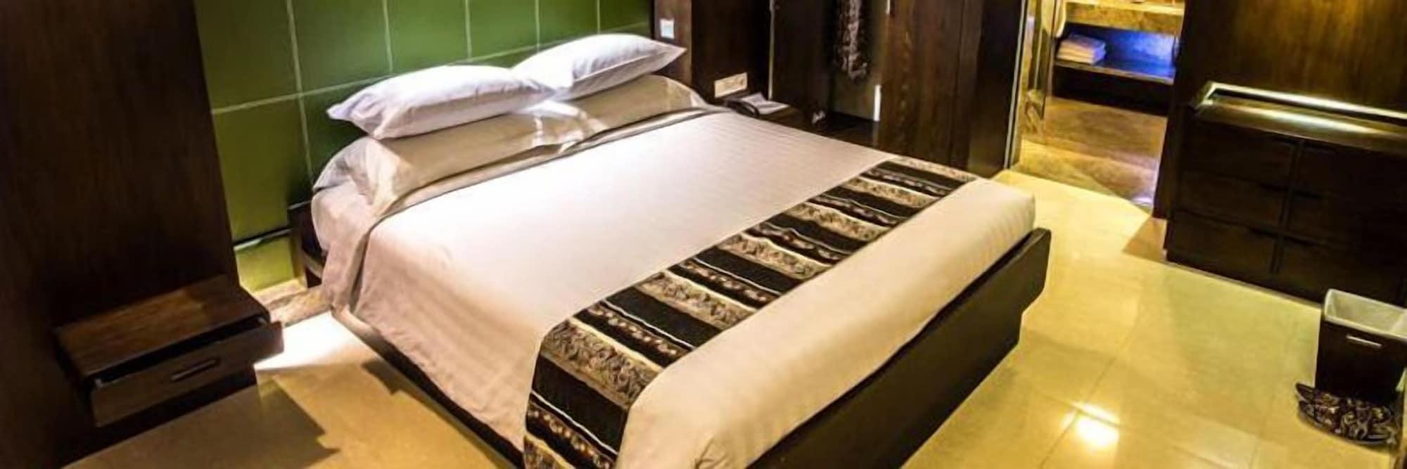 Crown Victoria Hotel Tulungagung Ngoại thất bức ảnh