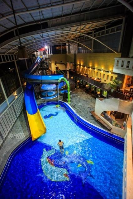 Crown Victoria Hotel Tulungagung Ngoại thất bức ảnh