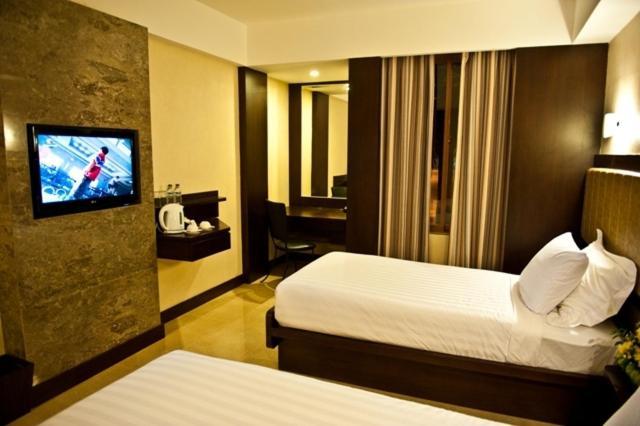Crown Victoria Hotel Tulungagung Phòng bức ảnh