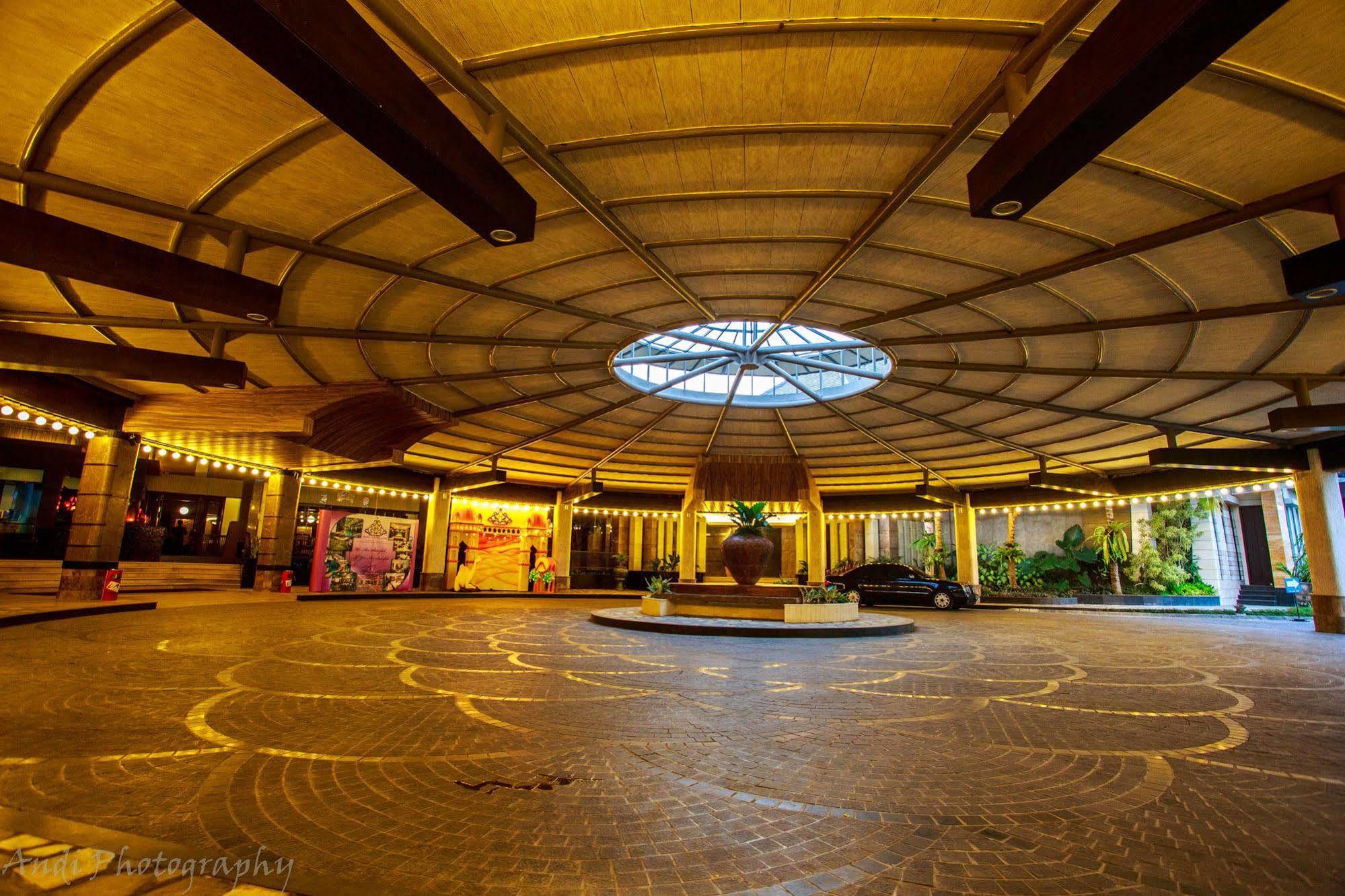 Crown Victoria Hotel Tulungagung Ngoại thất bức ảnh